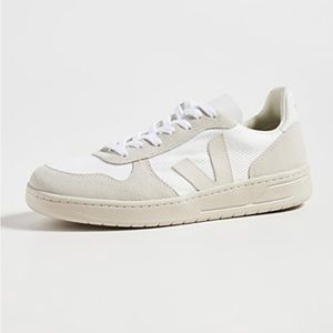 New in Box Veja V-10 Mesh Sneakers